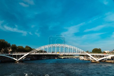 Téléchargez les photos : Paris, France. 22 avril 2022 : Passerelle de Debilly avec pont de Paris et Seine. - en image libre de droit