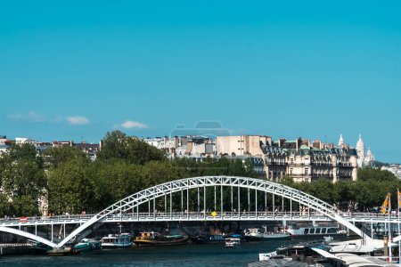 Téléchargez les photos : Paris, France. 22 avril 2022 : Passerelle de Debilly avec pont de Paris et Seine. - en image libre de droit