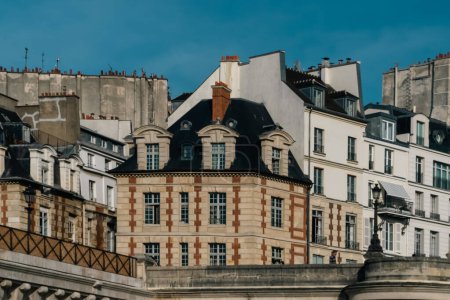 Foto de París, Francia. 22 de abril de 2022: Plaza Dauphine con edificios y cielo azul. - Imagen libre de derechos