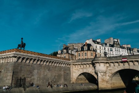Téléchargez les photos : Paris, France. 22 avril 2022 : Place Dauphine avec bâtiments et ciel bleu. - en image libre de droit