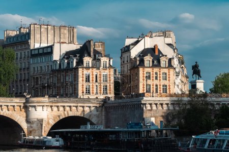 Foto de París, Francia. 22 de abril de 2022: Plaza Dauphine con edificios y cielo azul. - Imagen libre de derechos