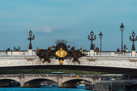 Foto de París, Francia. 22 de abril de 2022: El famoso puente Alejandro III con un hermoso cielo azul. - Imagen libre de derechos