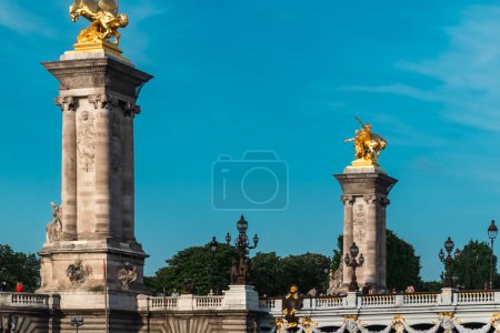 Foto de París, Francia. 22 de abril de 2022: El famoso puente Alejandro III con un hermoso cielo azul. - Imagen libre de derechos