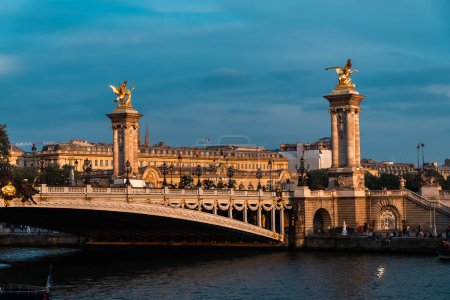 Téléchargez les photos : Paris, France. 22 avril 2022 : Le célèbre pont Alexandre III avec un beau ciel bleu. - en image libre de droit