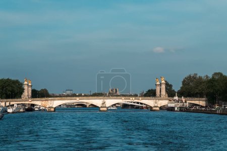 Téléchargez les photos : Paris, France. 22 avril 2022 : Le célèbre pont Alexandre III avec un beau ciel bleu. - en image libre de droit