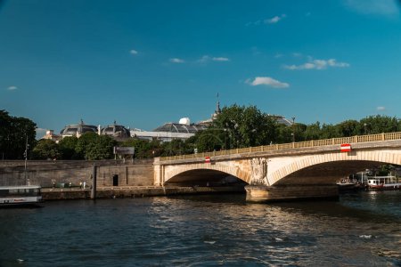 Foto de París, Francia. 22 de abril de 2022: El puente de Jena es un puente parisino sobre el río Sena que conecta el séptimo distrito con el distrito 16.. - Imagen libre de derechos