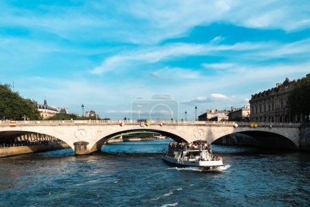 Foto de París, Francia. 22 de abril de 2022: El puente de Jena es un puente parisino sobre el río Sena que conecta el séptimo distrito con el distrito 16.. - Imagen libre de derechos