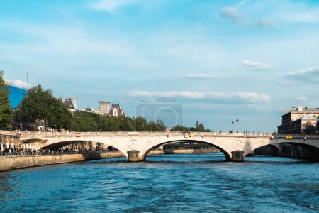 Téléchargez les photos : Paris, France. 22 avril 2022 : Le pont d'Iéna est un pont parisien sur la Seine qui relie le 7ème arrondissement au 16ème arrondissement. - en image libre de droit