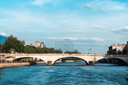Téléchargez les photos : Paris, France. 22 avril 2022 : Le pont d'Iéna est un pont parisien sur la Seine qui relie le 7ème arrondissement au 16ème arrondissement. - en image libre de droit