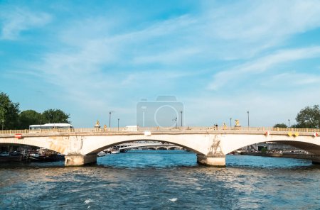 Foto de París, Francia. 22 de abril de 2022: Puente de la Concordia y cielo azul con vistas al río Sena. - Imagen libre de derechos