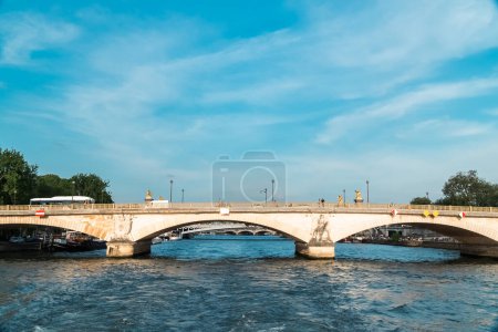 Foto de París, Francia. 22 de abril de 2022: Puente de la Concordia y cielo azul con vistas al río Sena. - Imagen libre de derechos