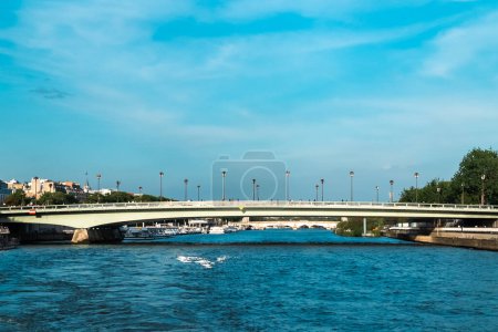 Foto de París, Francia. 22 de abril de 2022: El puente de Alma se encuentra en París, cruza el río Sena. - Imagen libre de derechos