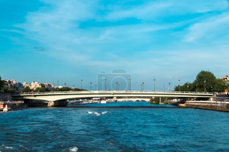 Foto de París, Francia. 22 de abril de 2022: El puente de Alma se encuentra en París, cruza el río Sena. - Imagen libre de derechos