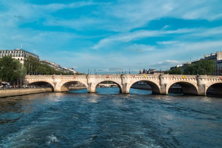 Foto de París, Francia. 22 de abril de 2022: Puente Neuf y vista al Sena. - Imagen libre de derechos