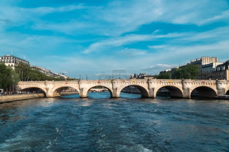 Téléchargez les photos : Paris, France. 22 avril 2022 : Neuf pont et vue sur la Seine. - en image libre de droit