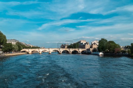 Téléchargez les photos : Paris, France. 22 avril 2022 : Neuf pont et vue sur la Seine. - en image libre de droit