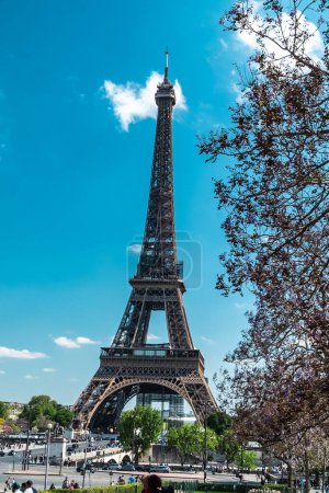 Foto de París, Francia. 22 de abril de 2022: Paisaje con vistas a la Torre Eiffel y hermoso cielo azul de verano. - Imagen libre de derechos