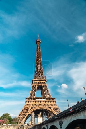 Foto de París, Francia. 22 de abril de 2022: Paisaje con vistas a la Torre Eiffel y hermoso cielo azul de verano. - Imagen libre de derechos