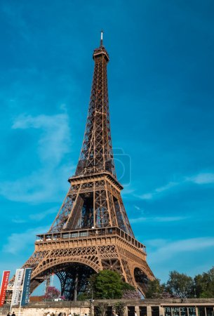Téléchargez les photos : Paris, France. 22 avril 2022 : Paysage avec vue sur la Tour Eiffel et beau ciel bleu d'été. - en image libre de droit