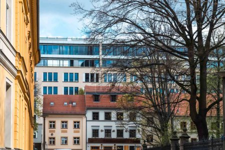 Foto de Berlín, Alemania: 20 de abril de 2022: Berlín arquitectura y metro con cielo azul - Imagen libre de derechos