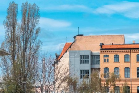 Foto de Berlín, Alemania: 20 de abril de 2022: Berlín arquitectura y metro con cielo azul - Imagen libre de derechos