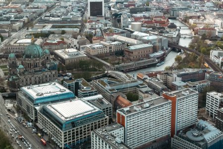 Foto de Berlín, Alemania: 19 de abril de 2022: Isla de los museos y paisaje panorámico desde la torre de televisión. - Imagen libre de derechos
