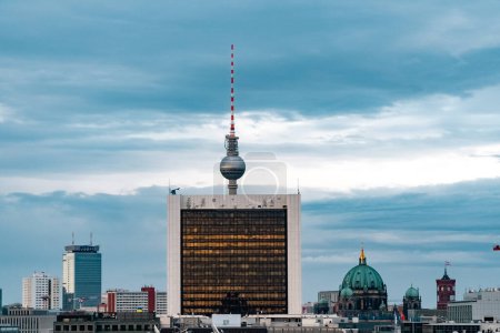 Foto de Berlín, Alemania: 20 de abril de 2022: torre panorámica de televisión con vistas a la catedral y la cúpula berlinesa. - Imagen libre de derechos
