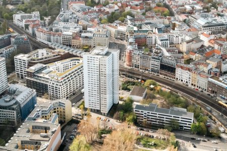 Foto de Berlín, Alemania: 19 de abril de 2022: Vistas panorámicas de la ciudad de Berlín desde la Torre de Televisión. - Imagen libre de derechos