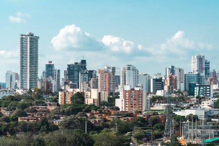 Téléchargez les photos : Bucaramanga, Santander, Colombie. 20 février 2023 : paysage panoramique de la ville de bucaramanga et ciel bleu. - en image libre de droit