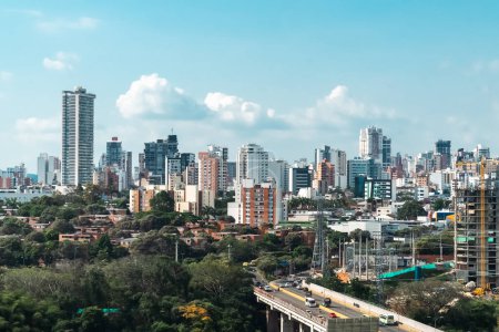 Téléchargez les photos : Bucaramanga, Santander, Colombie. 20 février 2023 : paysage panoramique de la ville de bucaramanga et ciel bleu. - en image libre de droit