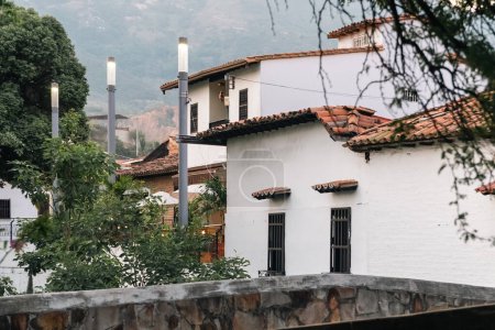 Foto de Giron, Santander, Colombia. 20 de febrero de 2023: Arquitectura colonial de las casas en el municipio de Girón. - Imagen libre de derechos
