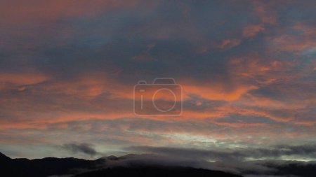 Téléchargez les photos : Arrière-plan avec un paysage de coucher de soleil coloré à Santa Marta, Magdalena, Colombie. - en image libre de droit