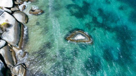 Téléchargez les photos : Paysage avec vue aérienne sur la mer et pierres façonnées dans le parc Tayrona. Santa Marta. Magdalena, la Colombie. - en image libre de droit