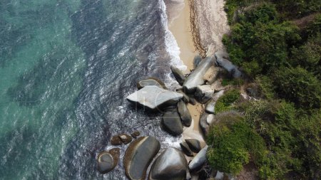 Foto de Paisaje con vista aérea con el mar y piedras en forma en el parque Tayrona. Santa Marta. Magdalena, Colombia. - Imagen libre de derechos