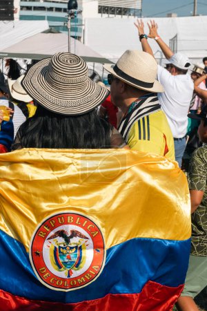 Foto de Charlotte, Carolina del Norte, Estados Unidos. 22 de julio de 2023: Festival colombiano. Bandera de Colombia en camisas, chivas, camisas. - Imagen libre de derechos