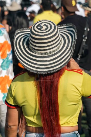 Téléchargez les photos : Charlotte, Caroline du Nord, États-Unis. 22 juillet 2023 : Festival colombien. Drapeau colombien sur chemises, chivas, chemises. - en image libre de droit