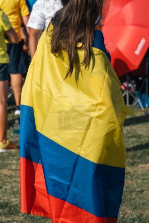 Foto de Charlotte, Carolina del Norte, Estados Unidos. 22 de julio de 2023: Festival colombiano. Bandera de Colombia en camisas, chivas, camisas. - Imagen libre de derechos