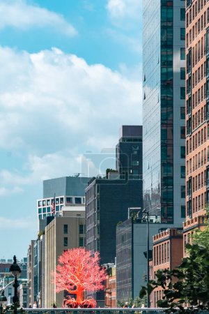 Téléchargez les photos : New York, États-Unis. 22 juillet 2023 : Vieil arbre rouge fabriqué par l'artiste suisse Pamela Rosenkranz - en image libre de droit