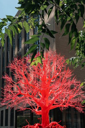 Foto de Nueva York, Estados Unidos. 22 de julio de 2023: Viejo árbol rojo hecho por la artista suiza Pamela Rosenkranz - Imagen libre de derechos