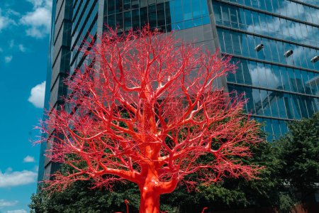 Foto de Nueva York, Estados Unidos. 22 de julio de 2023: Viejo árbol rojo hecho por la artista suiza Pamela Rosenkranz - Imagen libre de derechos