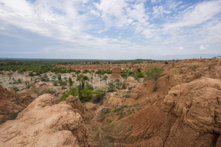 Foto de Formaciones geológicas con textura y cielo azul. Desierto de Tatacoa, Colombia. - Imagen libre de derechos