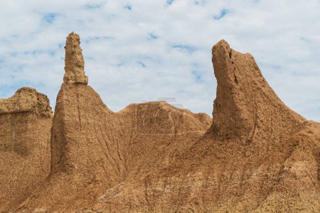 Téléchargez les photos : Paysage naturel avec formations géologiques et cactus vert dans le désert rouge. Huila, la Colombie - en image libre de droit