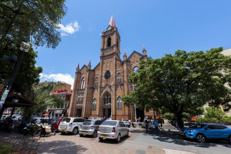 Foto de Neiva, Huila, Colombia. Mayo 2019: Catedral de la Inmaculada Concepción de Neiva y cielo azul. - Imagen libre de derechos
