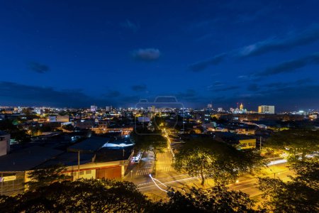 Téléchargez les photos : Neiva, Huila, Colombie. Mai 2019 : Paysage urbain panoramique la nuit et le ciel. Rues et lumières. - en image libre de droit