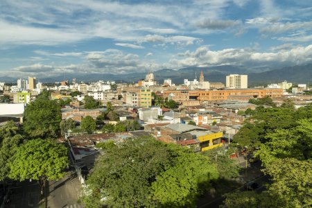 Téléchargez les photos : Neiva, Huila, Colombie. Mai 2019 : Paysage urbain panoramique avec arbres, bâtiments et ciel. - en image libre de droit