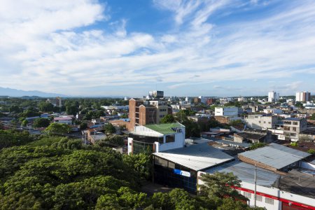 Téléchargez les photos : Neiva, Huila, Colombie. Mai 2019 : Paysage urbain panoramique avec arbres, bâtiments et ciel. - en image libre de droit