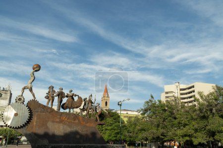 Téléchargez les photos : Neiva, Huila, Colombie. Mai 2019 : Sculptures sur la place publique Los Libertadores avec arbres et ciel bleu. - en image libre de droit