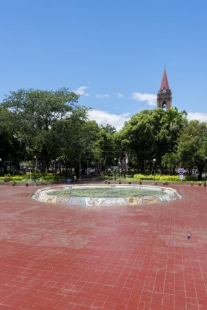 Téléchargez les photos : Neiva, Huila, Colombie. Mai 2019 : Parc Santander avec arbres et fontaine circulaire. - en image libre de droit