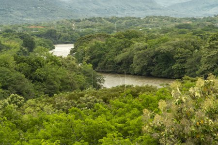 Téléchargez les photos : Paysage panoramique avec bateau bleu sur la rive de la rivière Magdalena. Neiva, la Colombie. - en image libre de droit