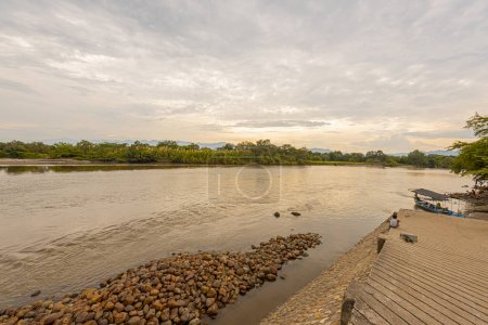 Téléchargez les photos : Vue sur la rivière Magdalena depuis la promenade. Neiva, la Colombie. - en image libre de droit